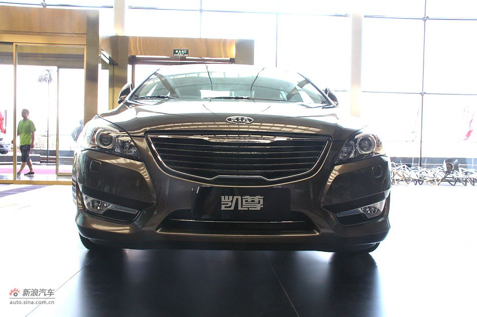进口起亚凯尊上市现场图