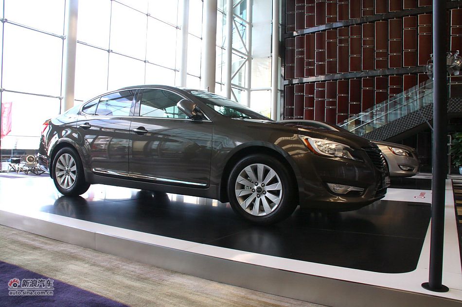 进口起亚凯尊上市现场图