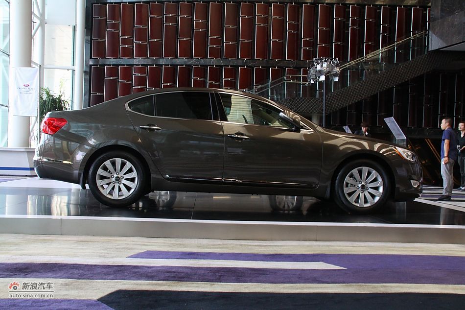 进口起亚凯尊上市现场图