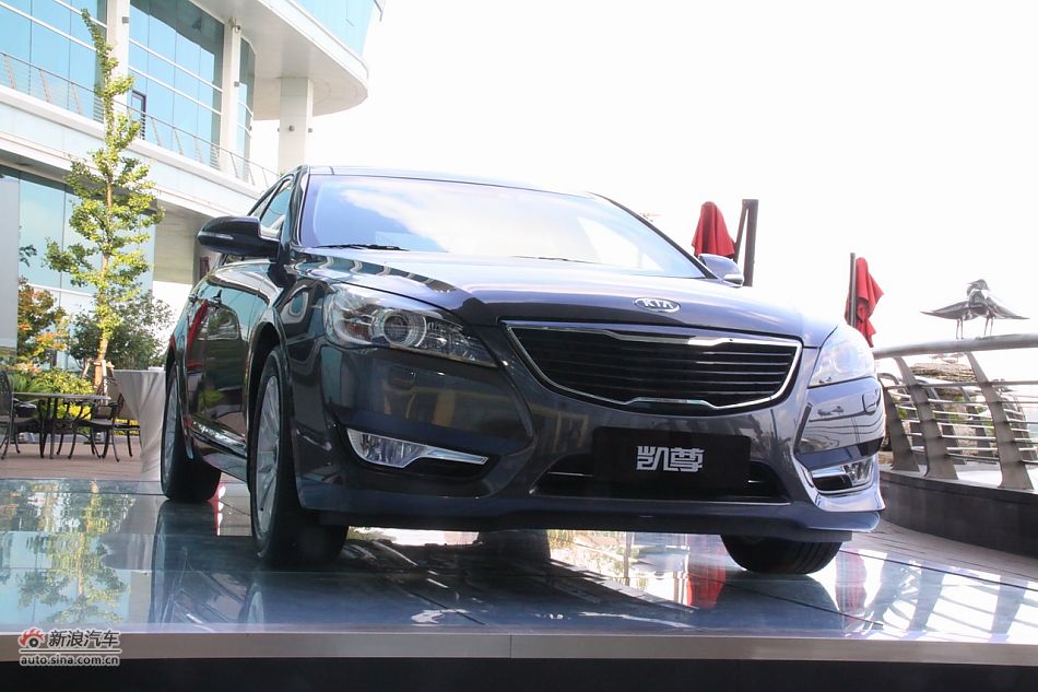 进口起亚凯尊上市现场图