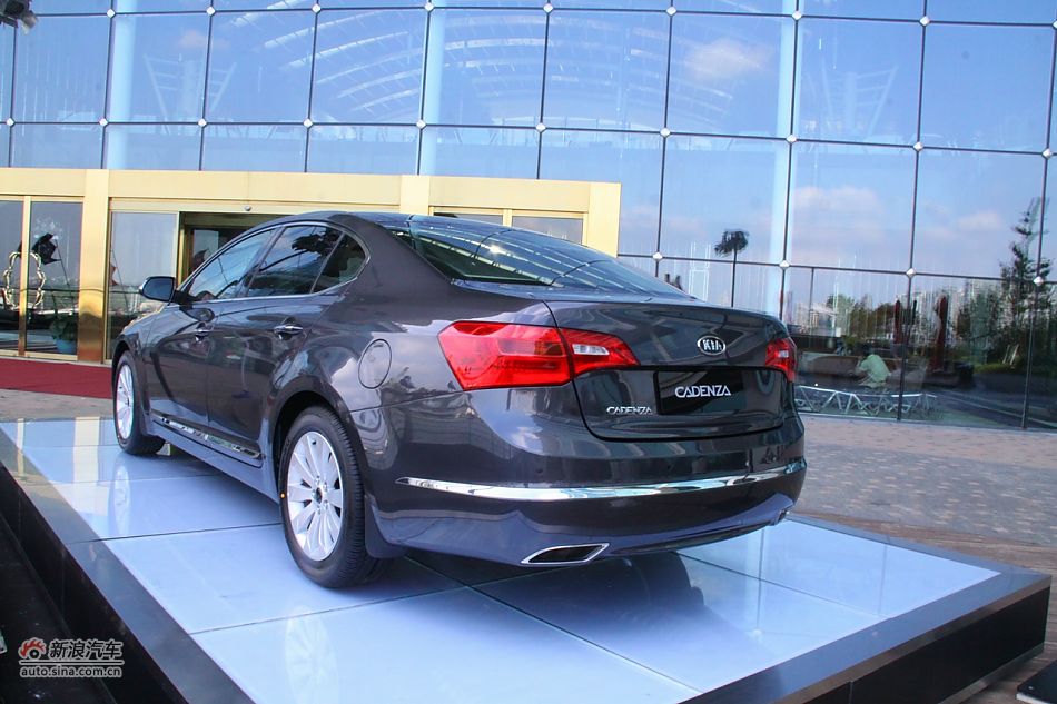进口起亚凯尊上市现场图