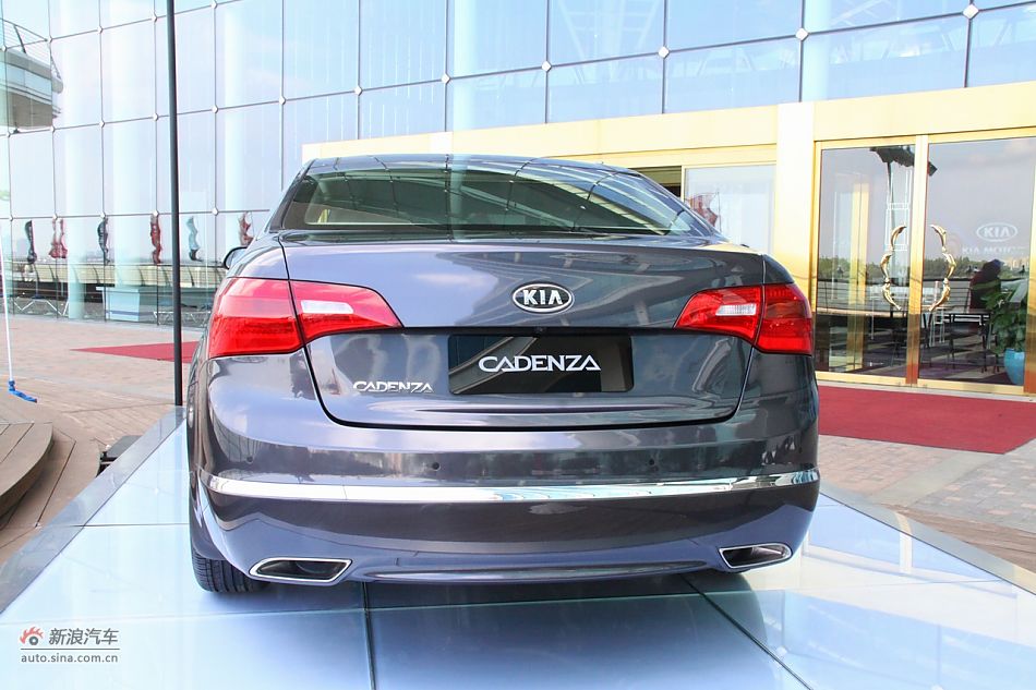 进口起亚凯尊上市现场图