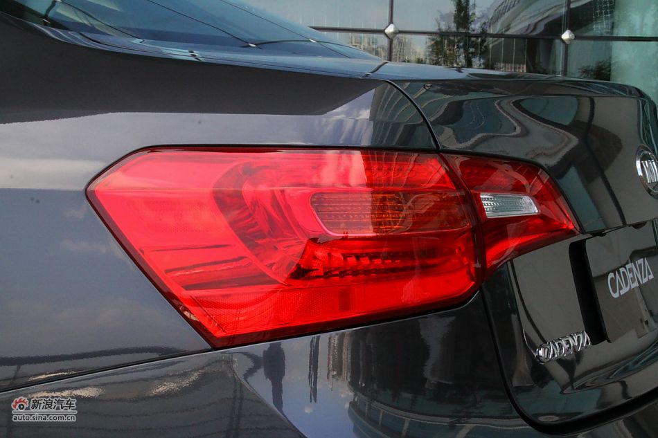 进口起亚凯尊上市现场图