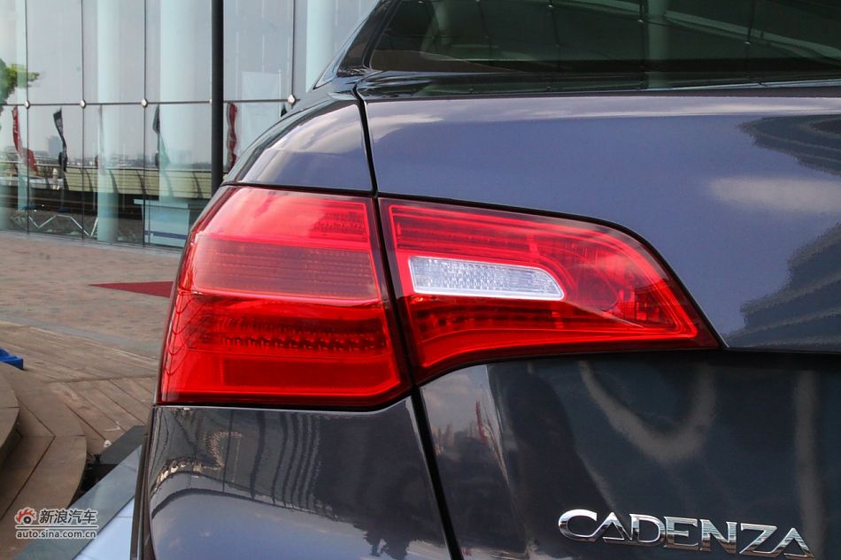 进口起亚凯尊上市现场图