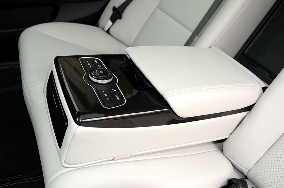 2013款凯尊2.4L 旗舰型 空间