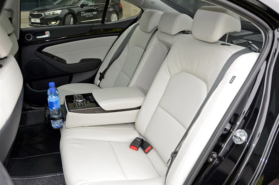 2013款凯尊2.4L 旗舰型 空间