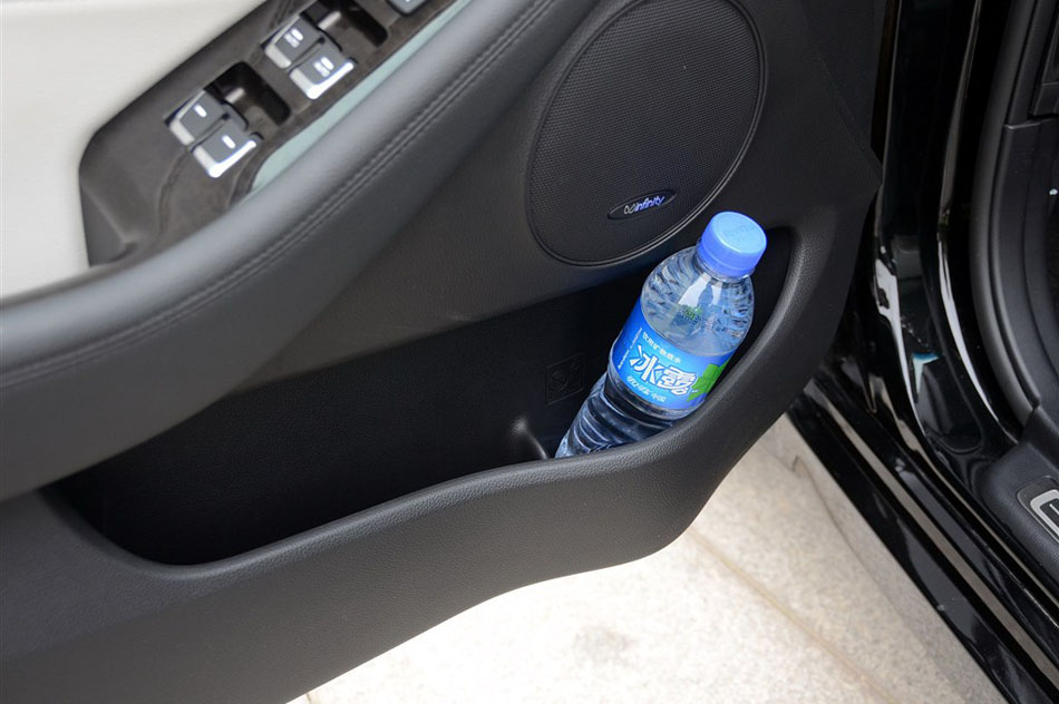 2013款凯尊2.4L 旗舰型 空间