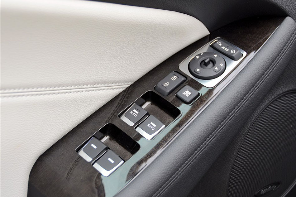 2013款凯尊2.4L 旗舰型 空间