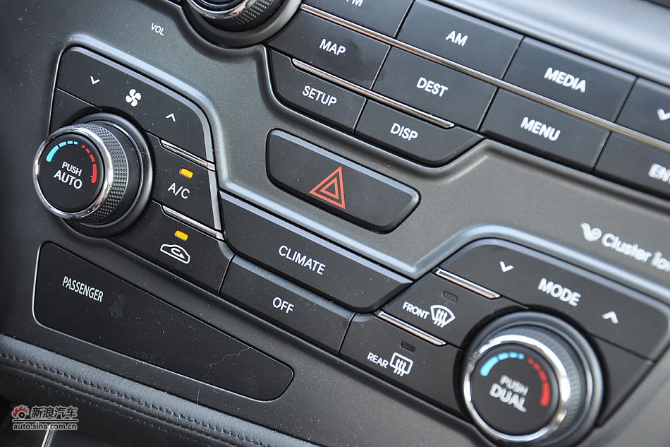 东风悦达起亚K5内饰