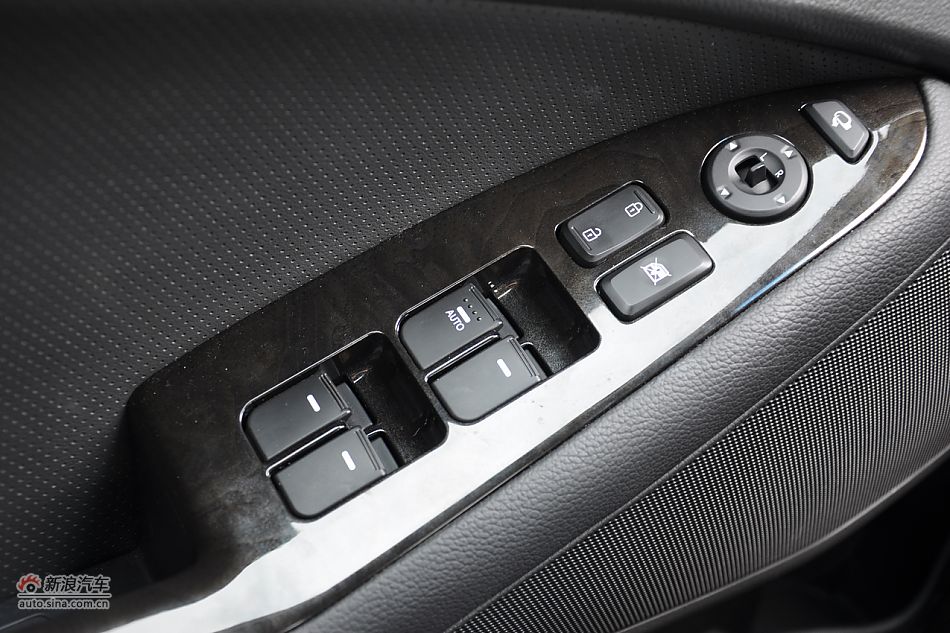 东风悦达起亚K5内饰