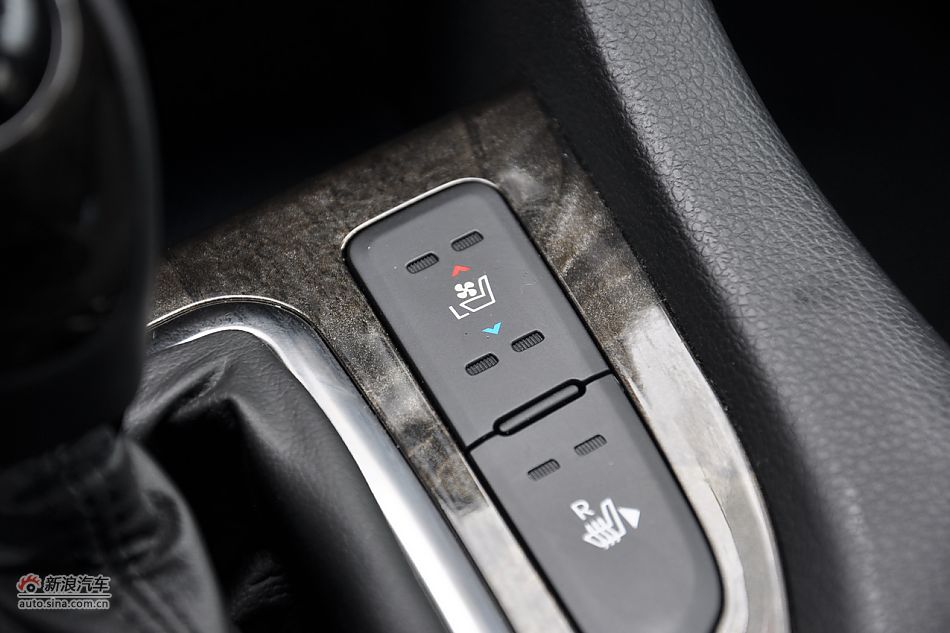 东风悦达起亚K5内饰