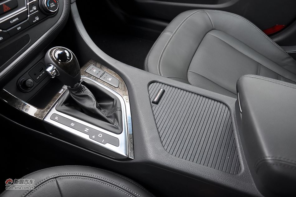 东风悦达起亚K5内饰