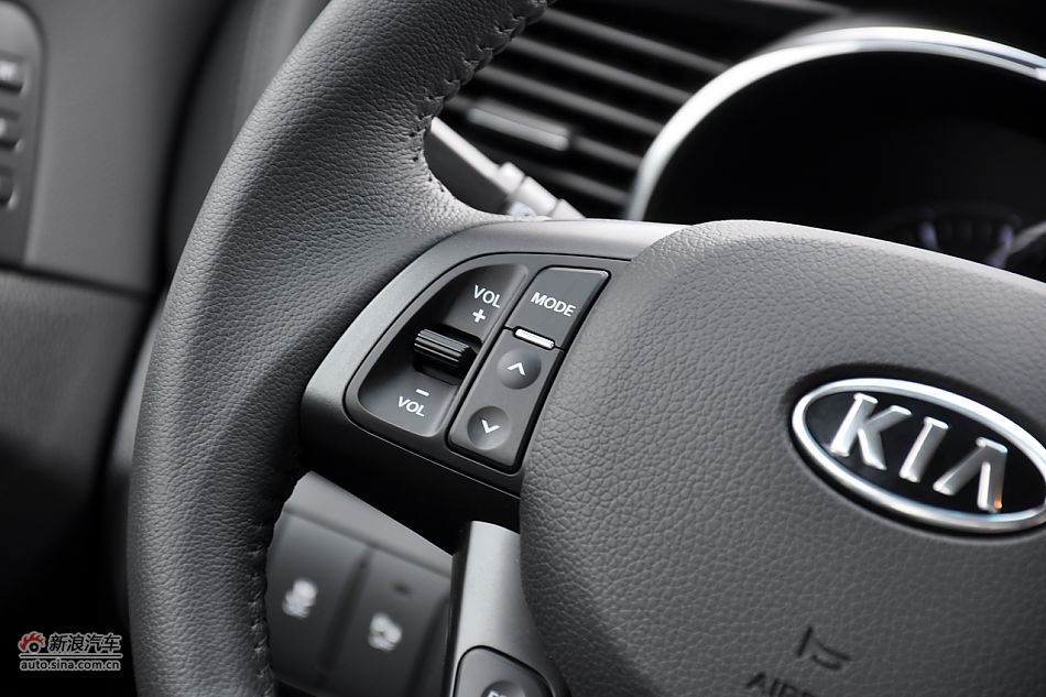 东风悦达起亚K5内饰