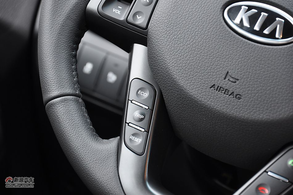 东风悦达起亚K5内饰