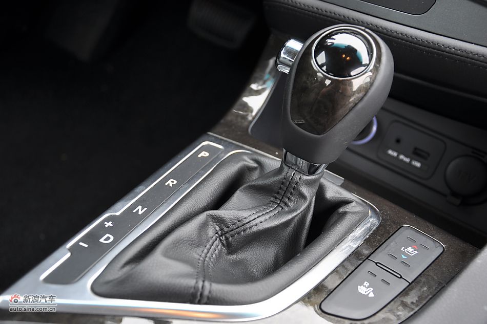 东风悦达起亚K5内饰