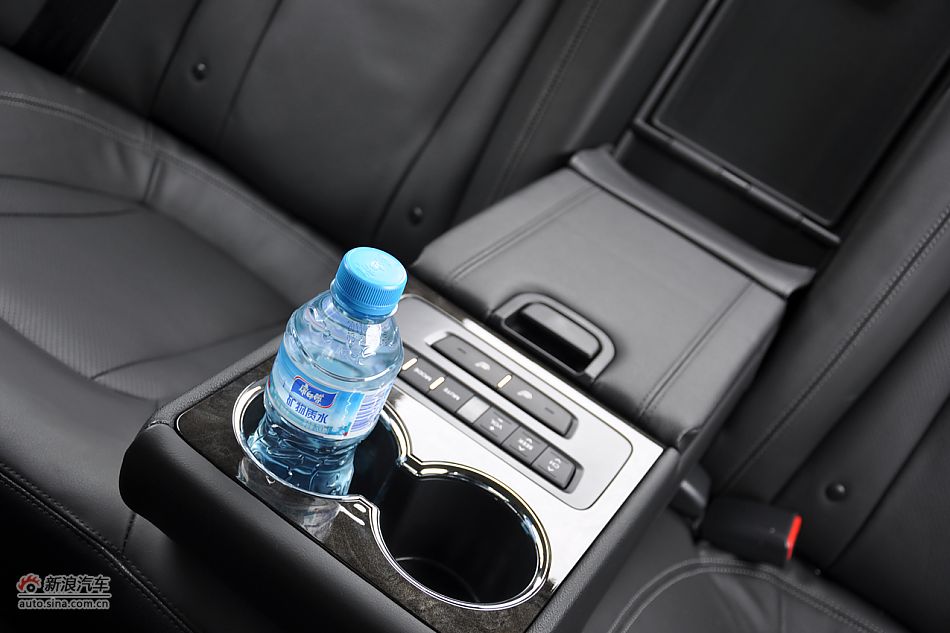 东风悦达起亚K5内饰