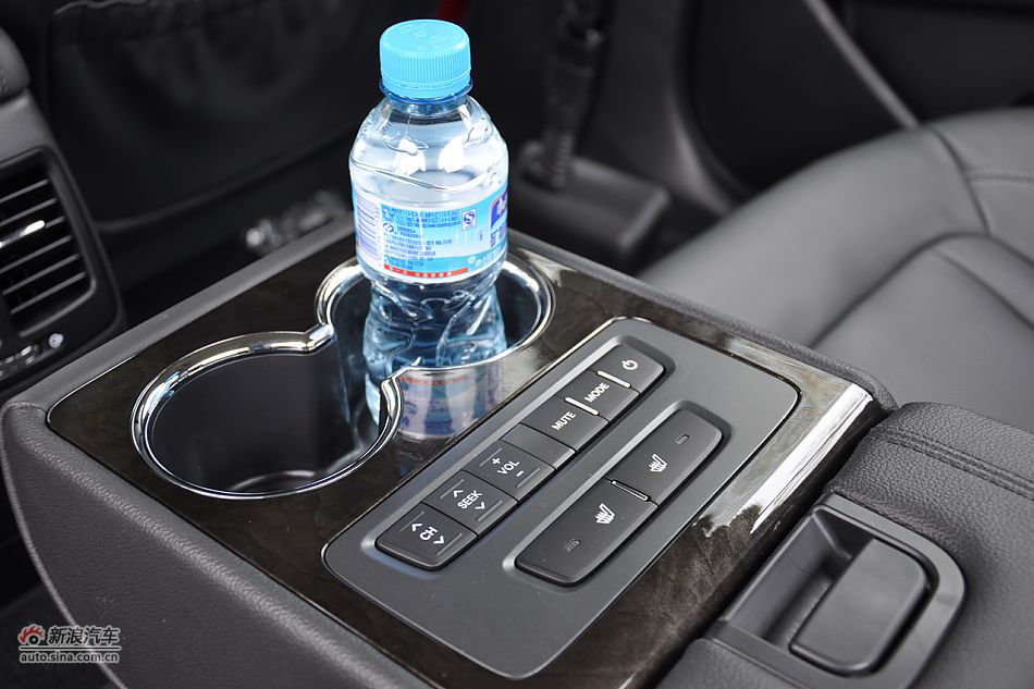 东风悦达起亚K5内饰