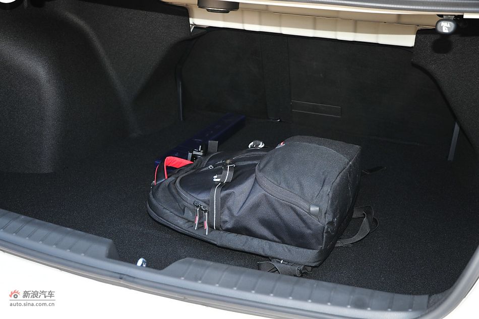 起亚K5后备箱