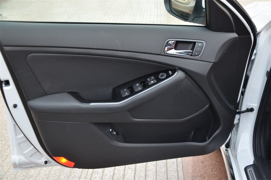 2014款 2.0T AT Turbo 座椅空间