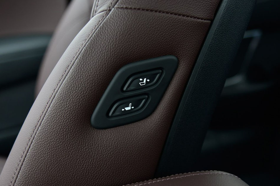 2016款 1.6T 自动PREMIUM 座椅空间