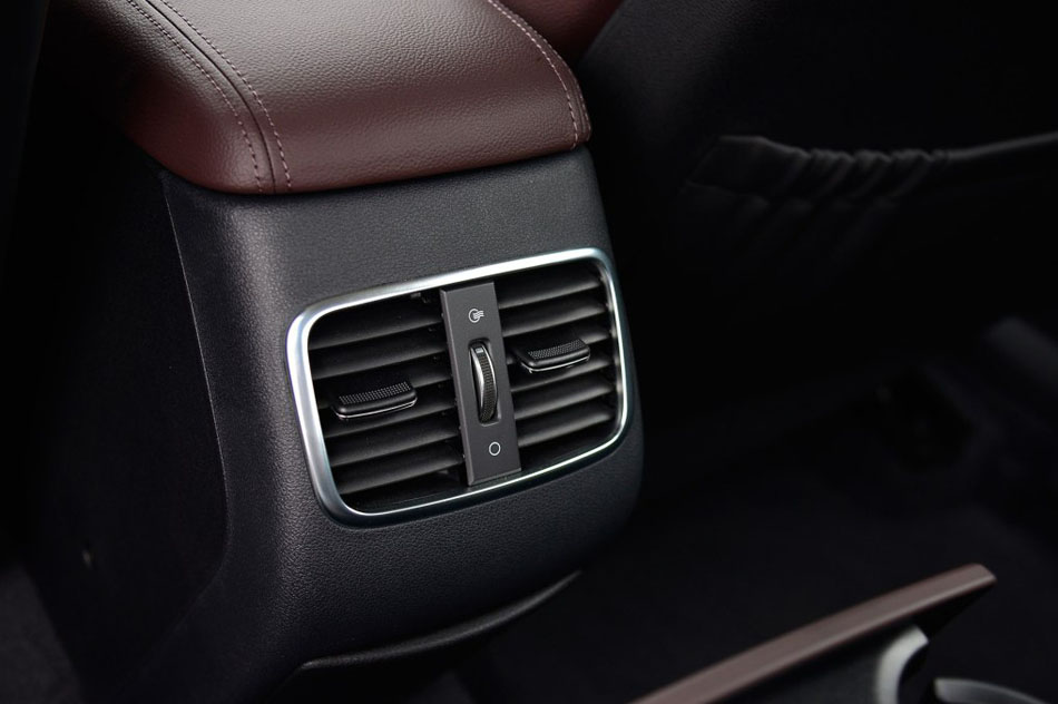 2016款 1.6T 自动PREMIUM 座椅空间