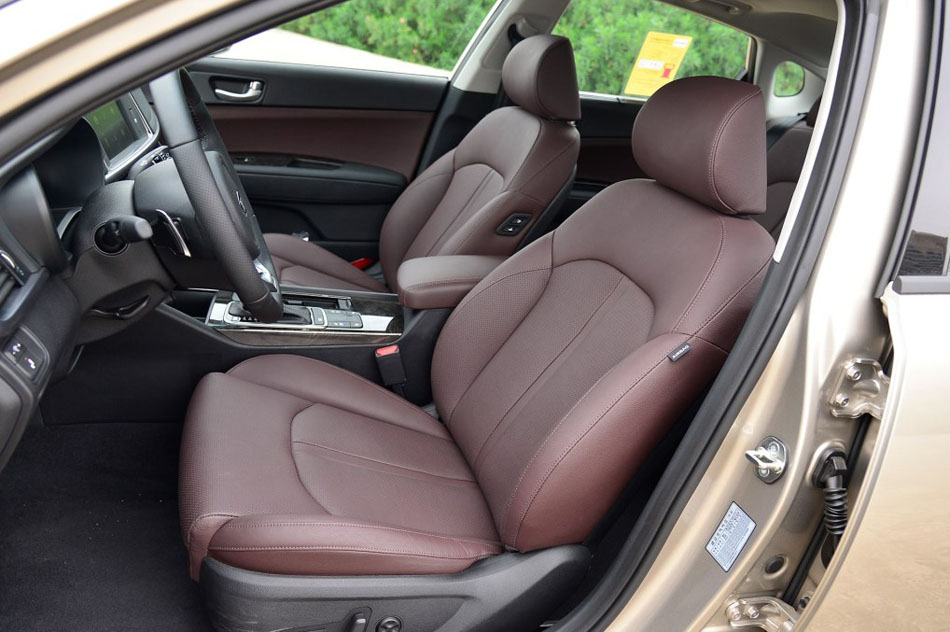 2016款 1.6T 自动PREMIUM 座椅空间