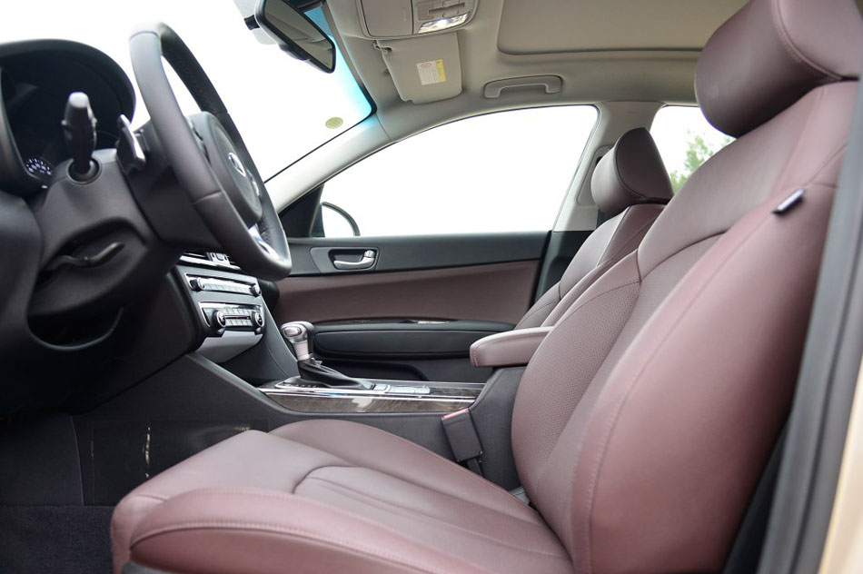 2016款 1.6T 自动PREMIUM 座椅空间