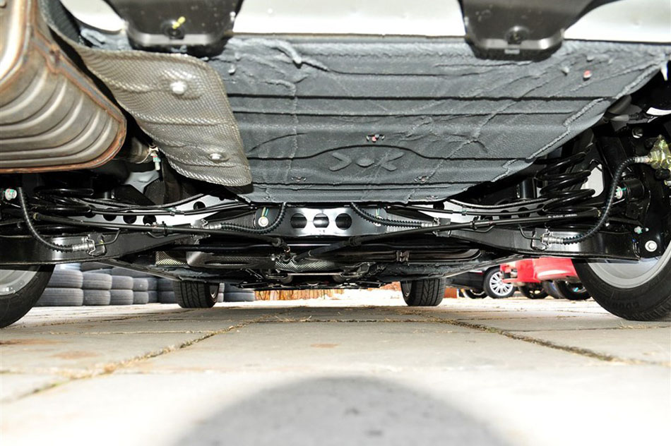 掀背 2013款 1.8T MT GT超值版 引擎底盘