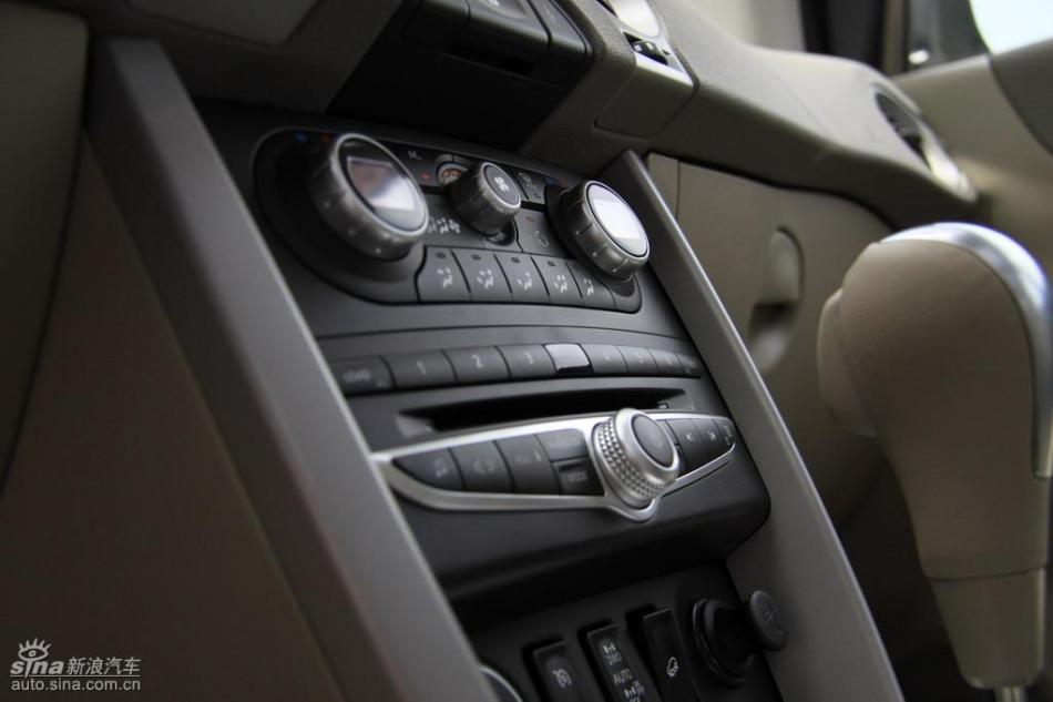 新浪试驾雷诺科雷傲内饰实拍图