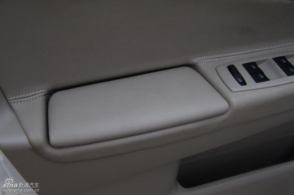 新浪试驾雷诺科雷傲内饰实拍图