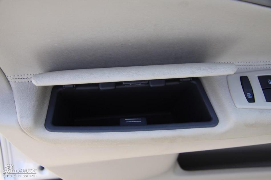 新浪试驾雷诺科雷傲内饰实拍图