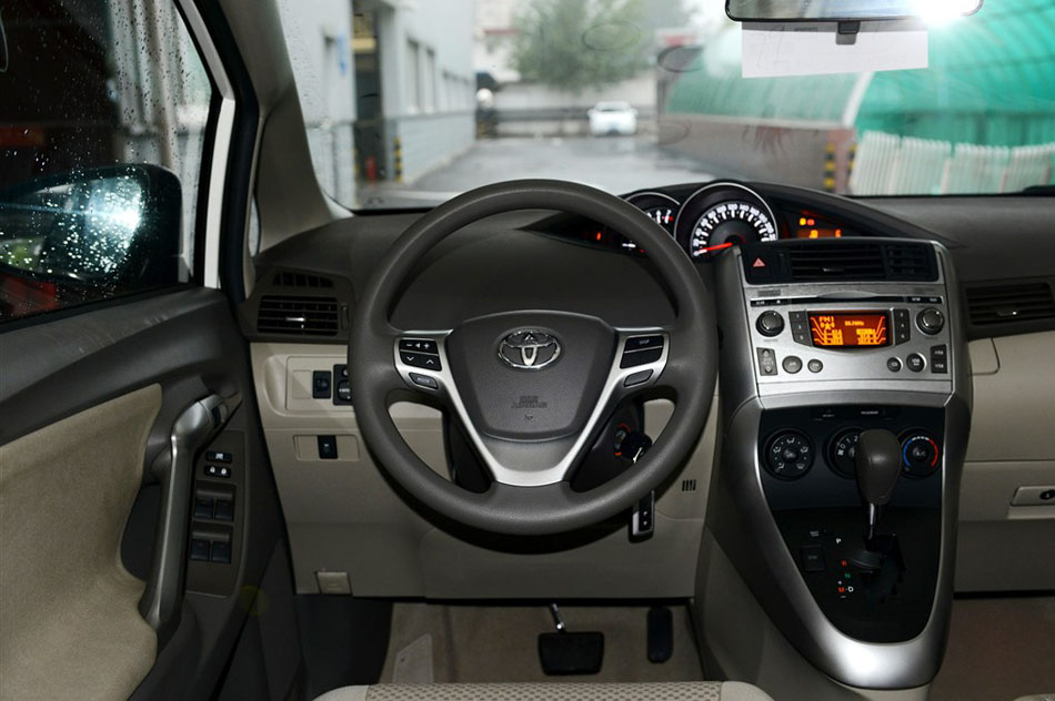 2015款 180E CVT跨界版 内饰