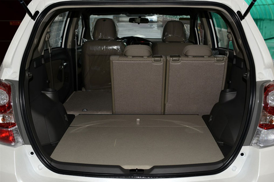 2015款 180E CVT跨界版 座椅空间