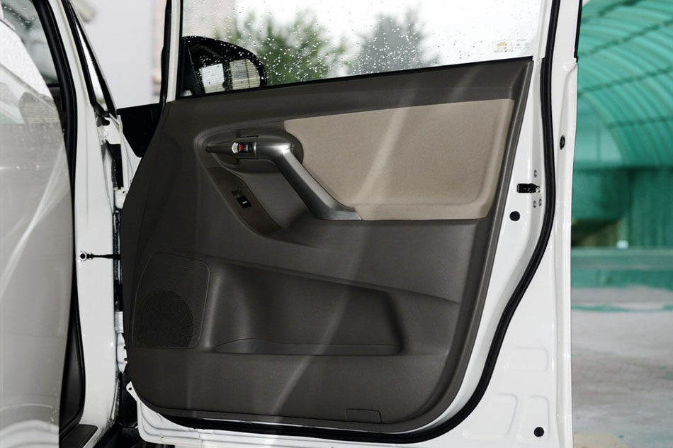 2015款 180E CVT跨界版 座椅空间