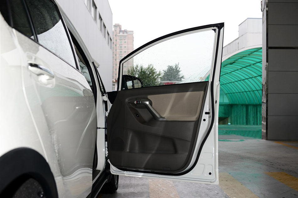 2015款 180E CVT跨界版 座椅空间