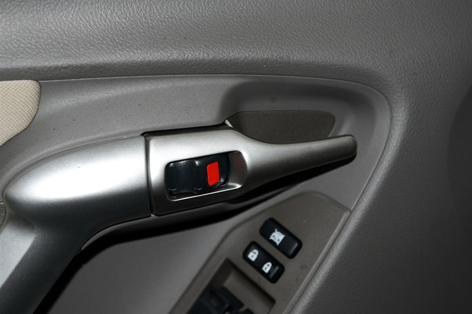 2015款 180E CVT跨界版 座椅空间