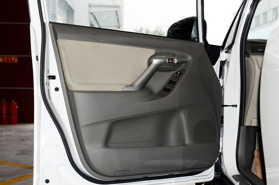 2015款 180E CVT跨界版 座椅空间