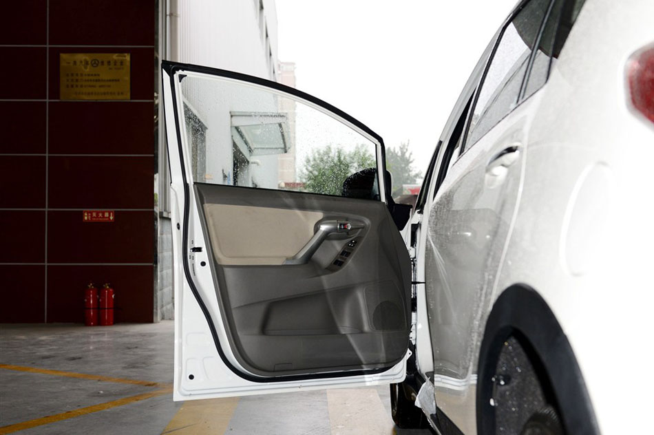 2015款 180E CVT跨界版 座椅空间