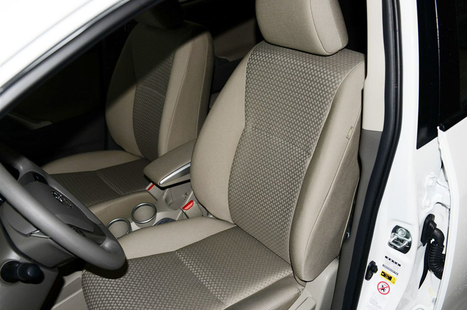 2015款 180E CVT跨界版 座椅空间