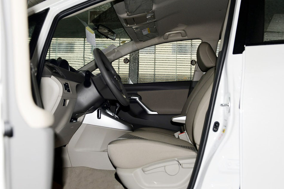 2015款 180E CVT跨界版 座椅空间