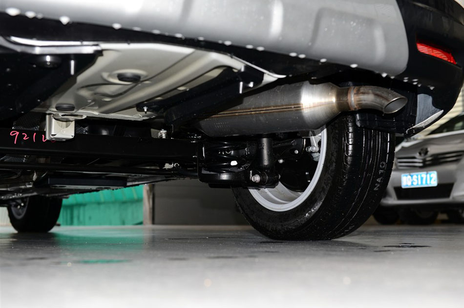 2015款 180E CVT跨界版 引擎底盘