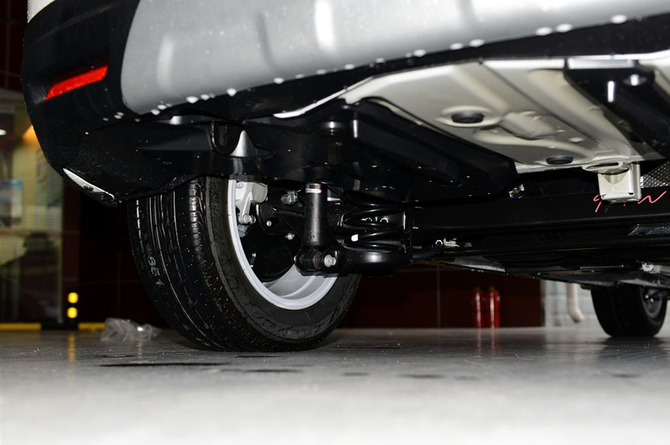 2015款 180E CVT跨界版 引擎底盘