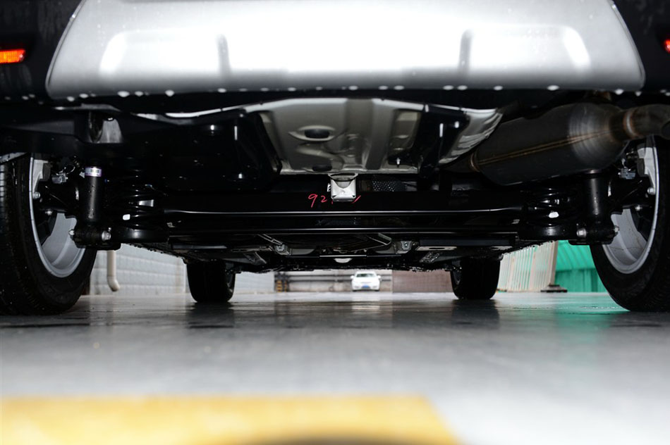 2015款 180E CVT跨界版 引擎底盘