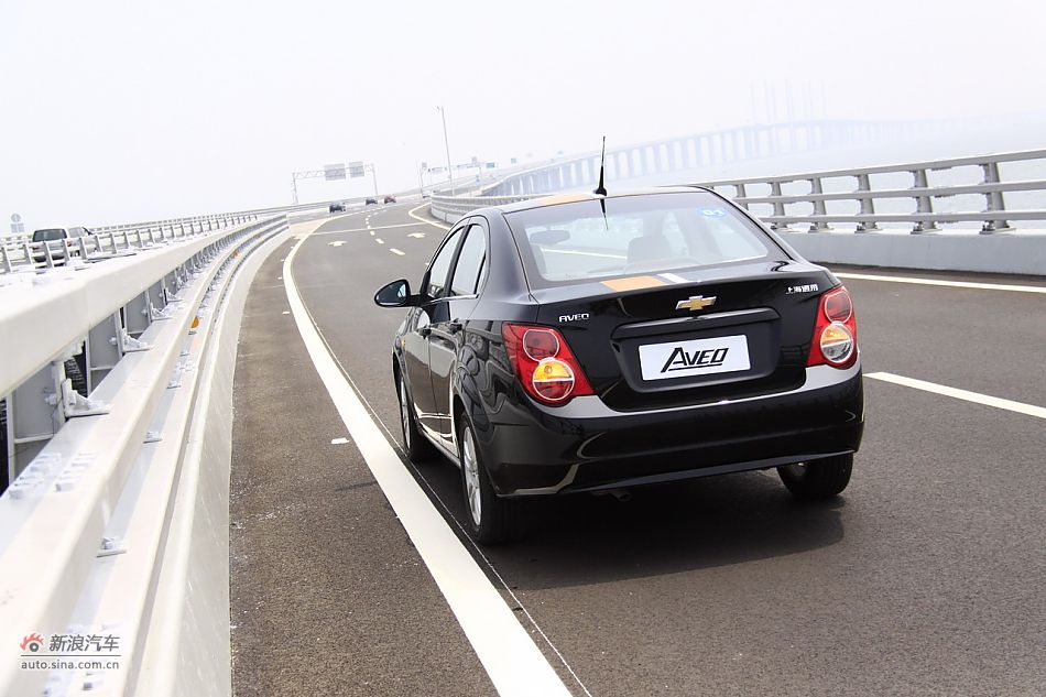 爱唯欧三厢外观