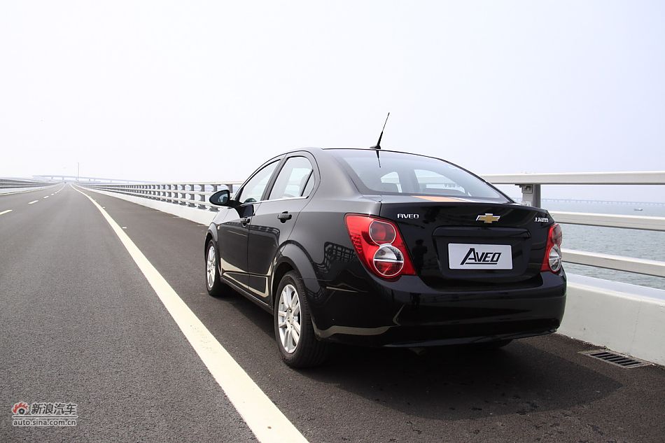 爱唯欧三厢外观