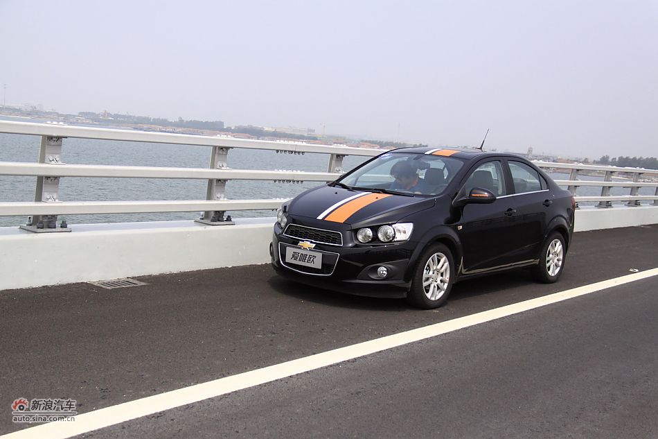 爱唯欧三厢外观