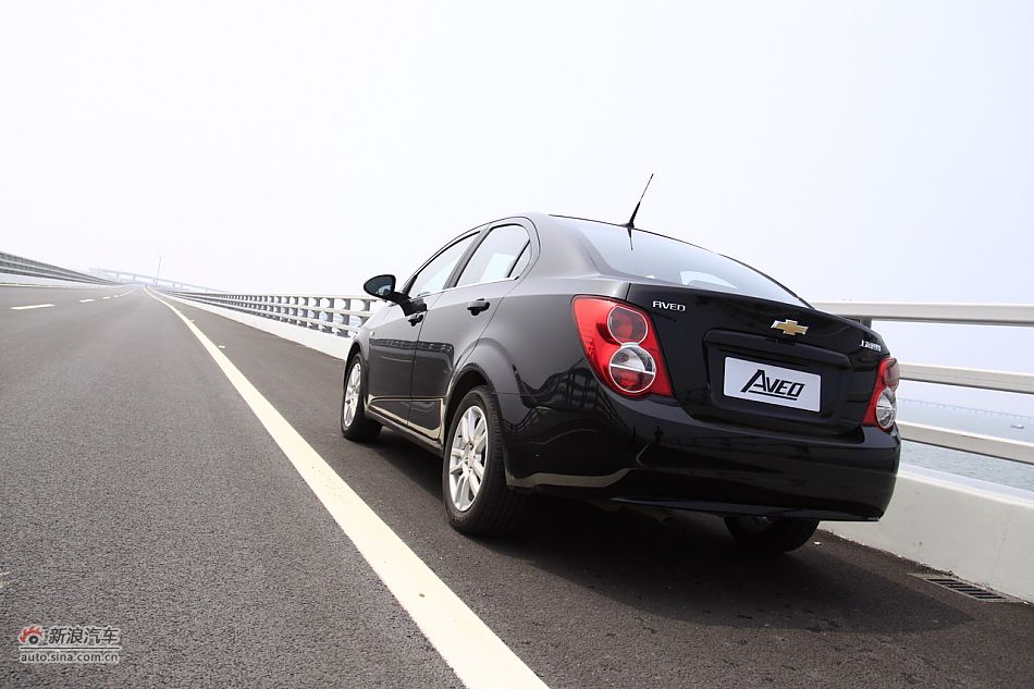 爱唯欧三厢外观