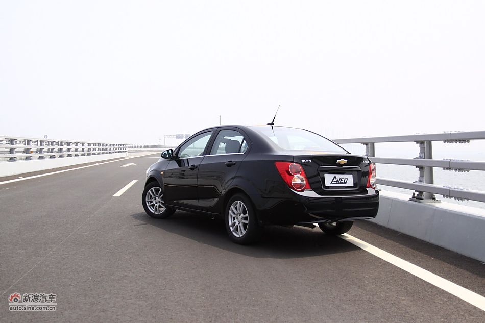 爱唯欧三厢外观