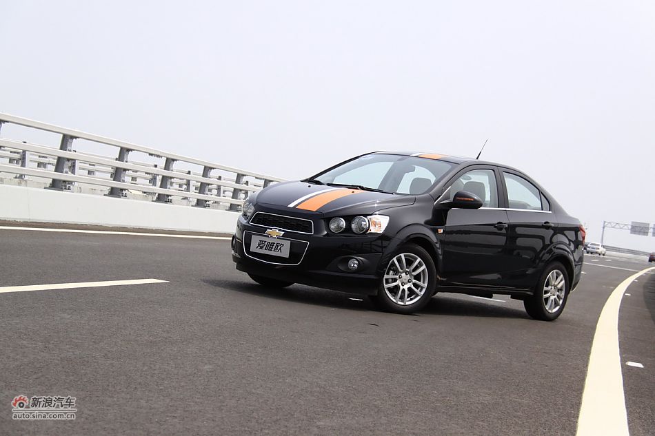 爱唯欧三厢外观