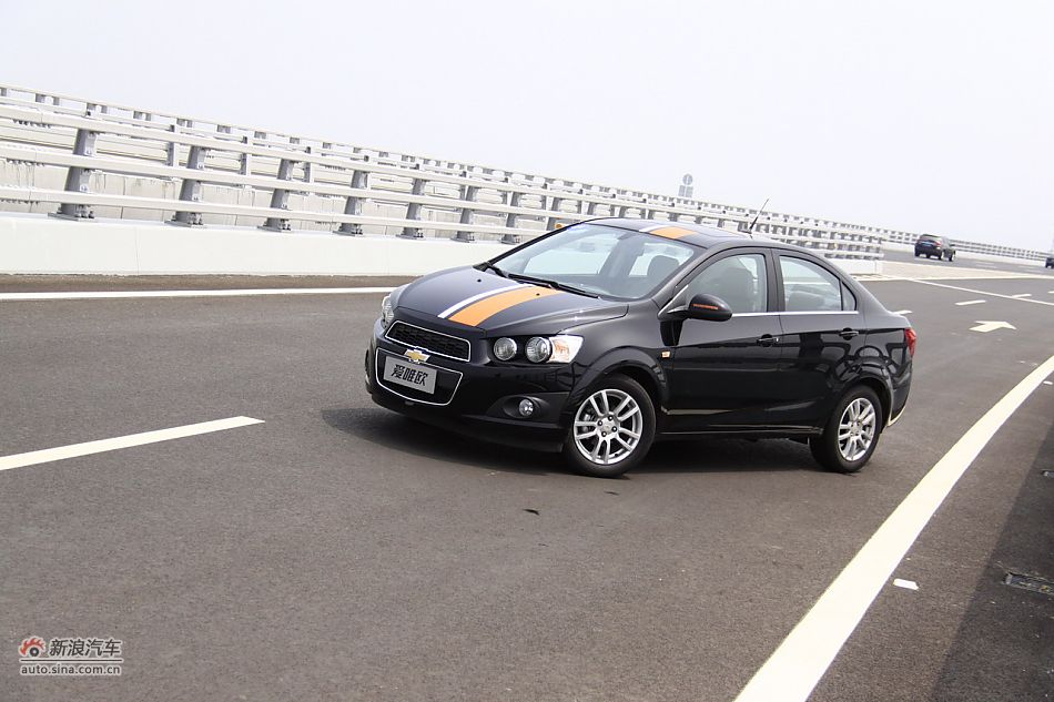 爱唯欧三厢外观